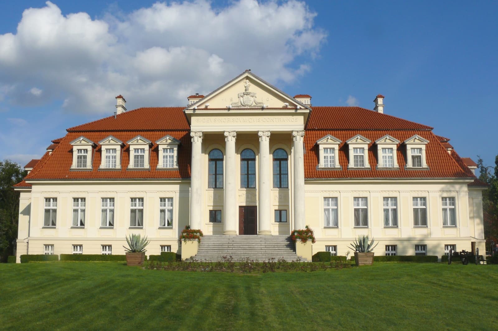 Pałac w Dobrzycy - Muzeum Ziemiaństwa